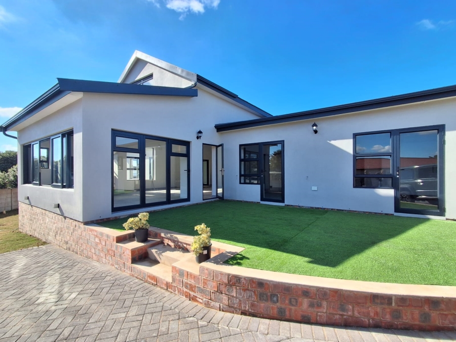 4 Bedroom Property for Sale in Stilbaai Wes Western Cape